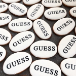 Корпоративные пряники с логотипом «Guess» на заказ