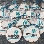 Корпоративные пряники с логотипом «Мастер окон» на заказ