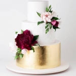 Торт с цветами «Розы на золоте» на заказ