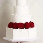 Торт с цветами «Розы на снегу» на заказ