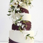 живые цветы на свадебном торте