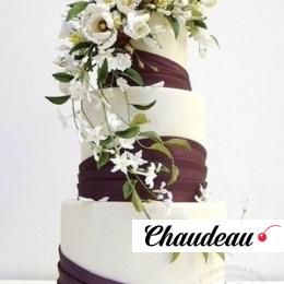 живые цветы на свадебном торте