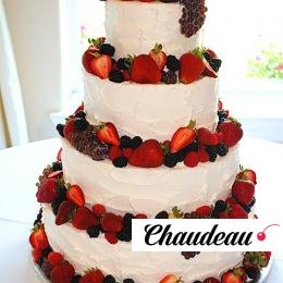 свадебный торт с фруктами и ягодами