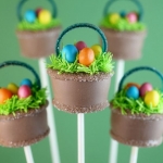 Пасхальные кейк попсы «Корзинка с яйцами» на заказ