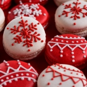 Новогодние макаруны «Тепло» на заказ