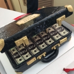 Торт в виде чемодана «Деньги правят миром» на заказ