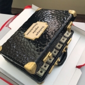 Торт в виде чемодана «Деньги правят миром» на заказ