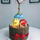 Гравитационный торт «M&M's»
