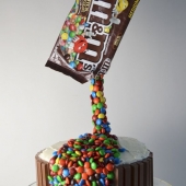 Гравитационный торт «M&M» на заказ