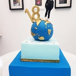 Торт на день рождения «Мир у твоих ног» на заказ