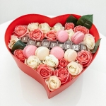 Набор с цвтами и макаронс «1 сентября» на заказ