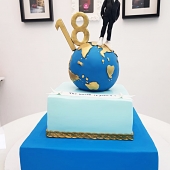 Торт на день рождения «Мир у твоих ног» на заказ