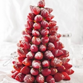Торт на новый год «Клубничная Елочка»  на заказ