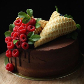 Торт с ягодами «Шоколадные грезы» на заказ