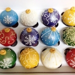 Пирожные на Новый год «Елочные шары» на заказ