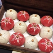 Пирожные на Новый год «Елочные шары Классик» на заказ