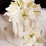 торт с живыми лилиями