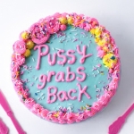 Оскорбительный торт «P*ssy grabs back»