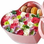 Коробка сердце c цветами и макаронс
