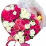 Коробка в форме сердца c цветами и макарунами