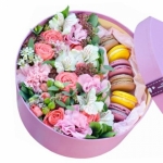 Коробка c цветами и Макаронс 