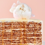 Половинка торта «Карамельный медовик» 1 кг.