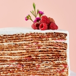 Половинка торта «Медовик с малиной» 1 кг.