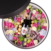 Коробка c цветами и шампанским