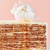 Половинка торта «Карамельный медовик» 1 кг.