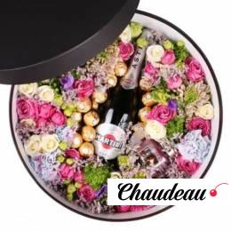 Коробка c цветами и шампанским Коробка c цветами и шампанским