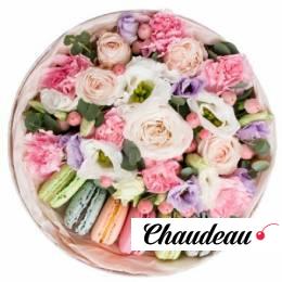 Нежная коробка c цветами и макарунами Нежная коробка c цветами и макарунами