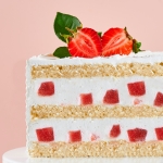 Половинка торта «Йогуртовая с клубникой» 1 кг.