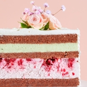 Половинка торта «Малиново-фисташковая» 1 кг.