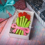 имбирный пряник на 8 марта тюльпан красный