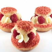 Пирожное Шу с крем-чизом и малиной 