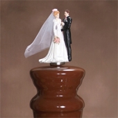 Шоколадный фонтан большой с фигуркой молодых