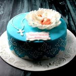 торт с фигуркой малыша на крещение