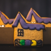 имбирные пряники в форме домика на хэллоуин