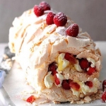 Меренговый рулет MRSS006862 со свежими ягодами 1 кг  MRSS0005485  