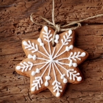 имбирный пряник в форме снежинки