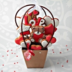 набор имбирных пряников на 14 февраля в корзинке 