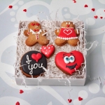 набор имбирных пряников на 14 февраля в форме человечков