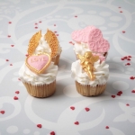 набор капкейков на день валентина с фигуркой купидона