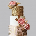 трехъярусный свадебный торт с цветами на заказ