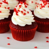 капкейки на 14 февраля с присыпкой