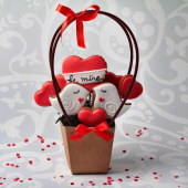 набор имбирных пряников на 14 февраля в корзинке