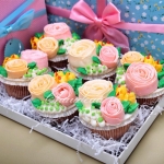 набор капкейков на 8 марта с цветами из мастики
