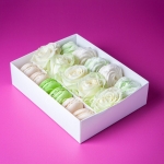 набор макаронс с белыми розами