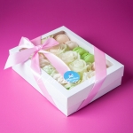 набор макаронс с белыми розами в подарочной упаковке