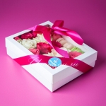 набор макаронс с розами